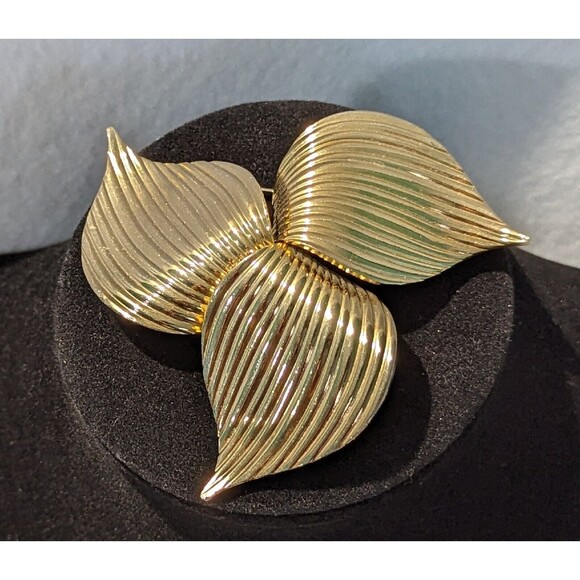 Sarah Coventry Gold Tone Ribbed Leaf Swirl Brooch - Picture 2 of 6